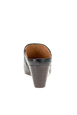 Andre Assous Wyatt Women’s Shoes Leather Slip-On Mule (AA1009)